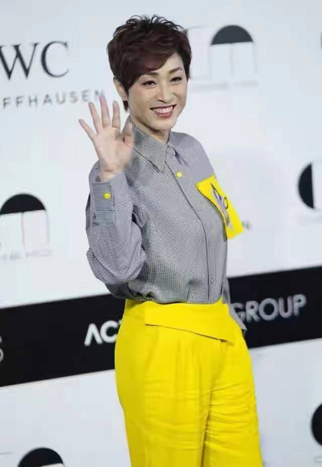 颜色 众星助阵丑模吕燕！孙俪脖子短仪态差陈法蓉衣服打褶，李娜胖太多