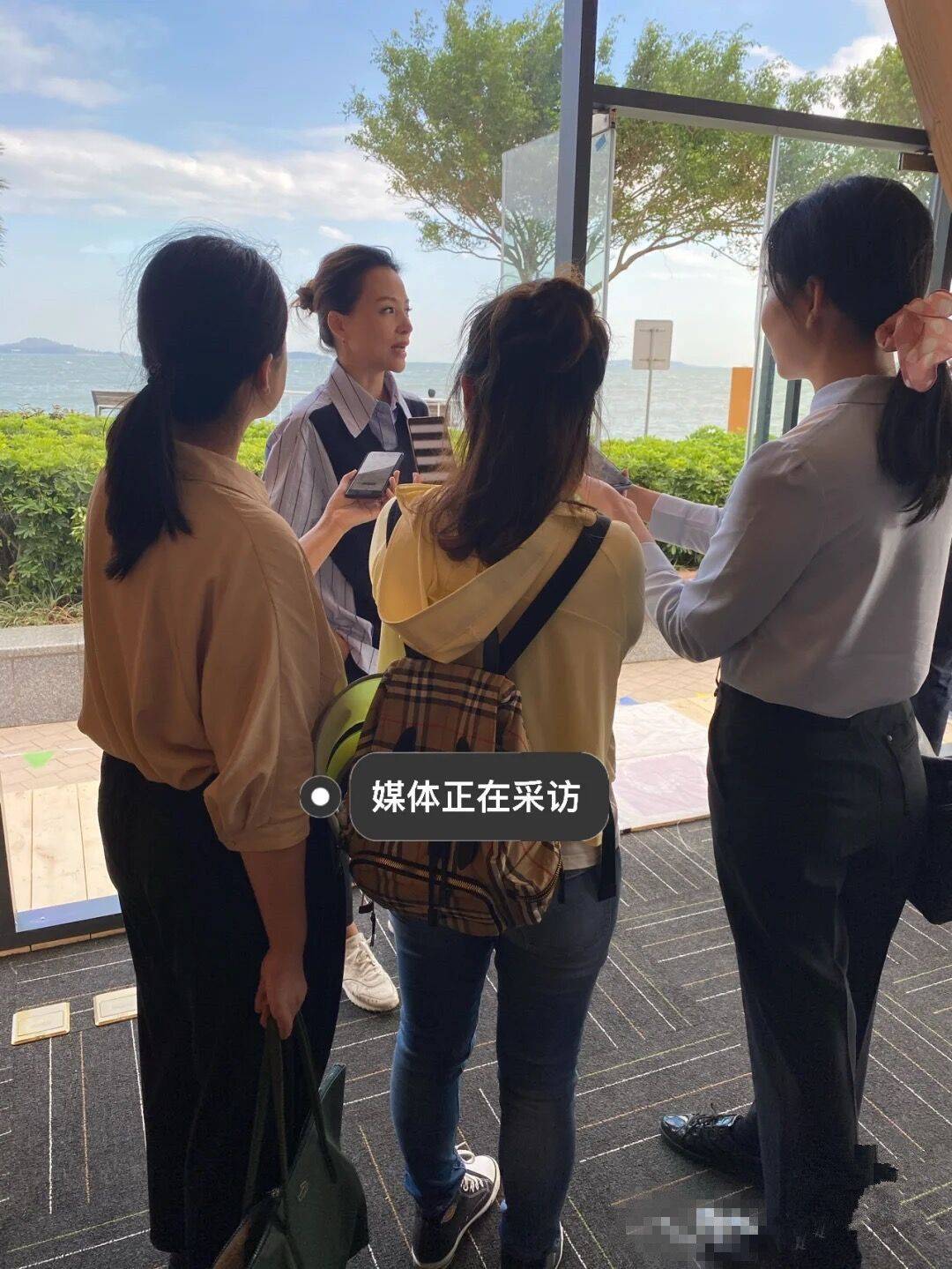 皮肤董卿气质好是包装出来的，素颜土黄皮松，驼着背俨然一个老阿姨！