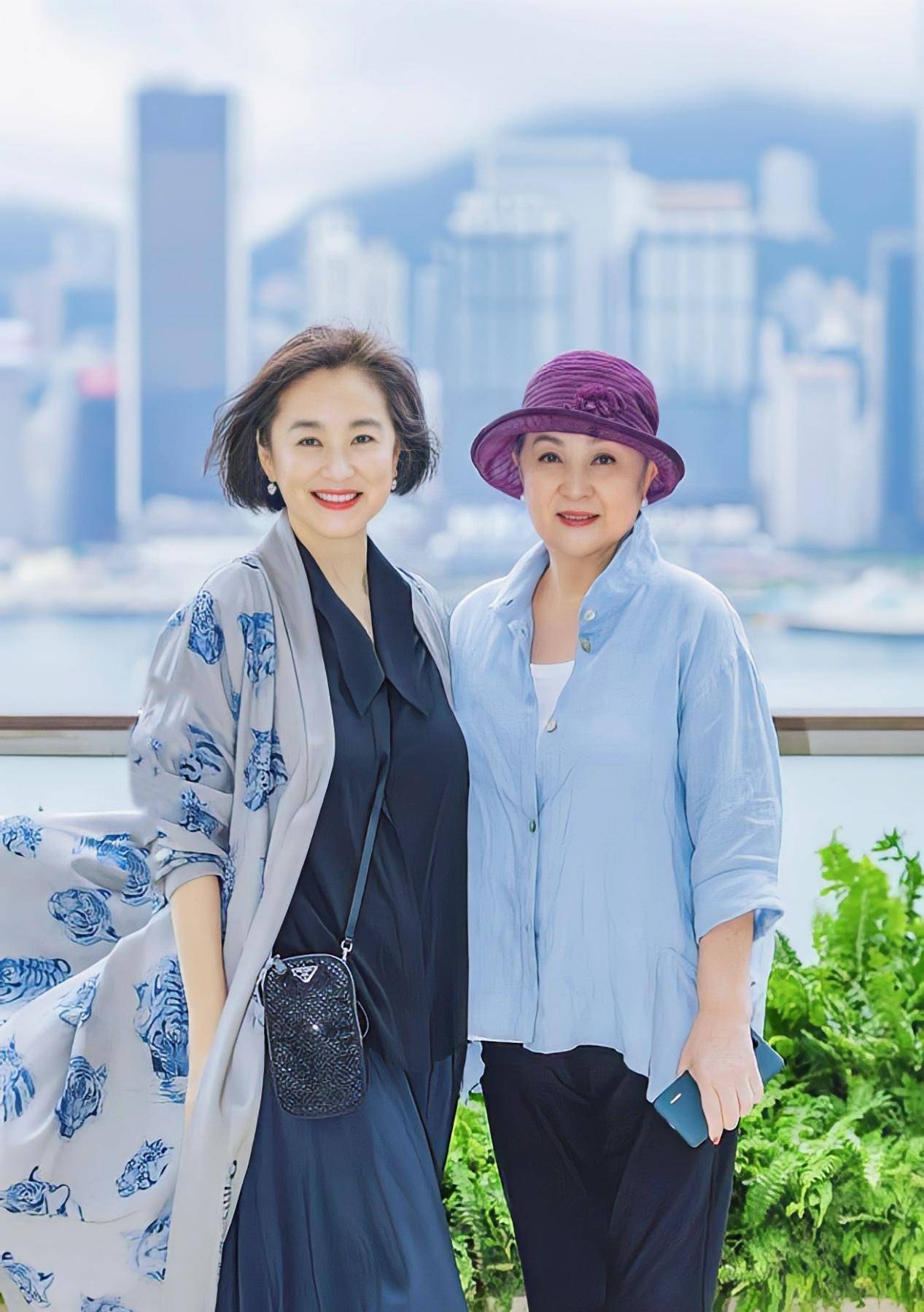 原配 林青霞现身姐妹聚会,66岁穿开衫没白发好精神,谢贤原配戴帽抢镜