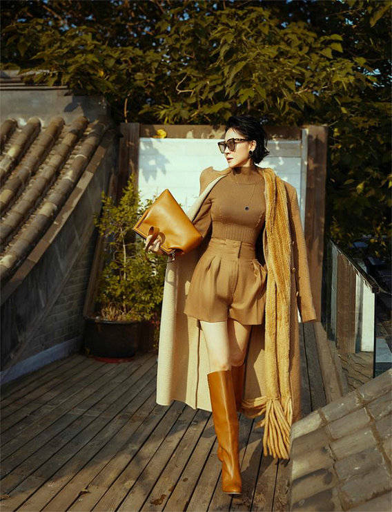 见识 52岁许晴真年轻，穿红大衣配长靴开心大笑，见识到了真正的气质美