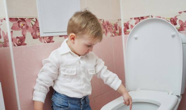 家长|孩子从来不在幼儿园大便，得知真相后，妈妈瞬间“红了眼”！