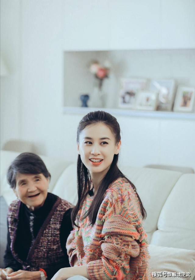 黄圣依 黄圣依携婆婆上综艺！穿撞色毛衣舒适随意，略施粉黛就很美