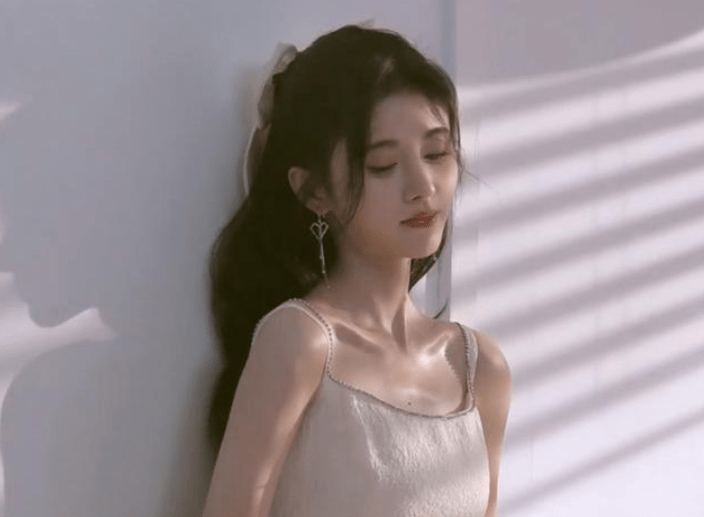 鞠婧祎工作室晒写真花絮,吊带裙直接打脸黑粉,肩膀原来是真的?