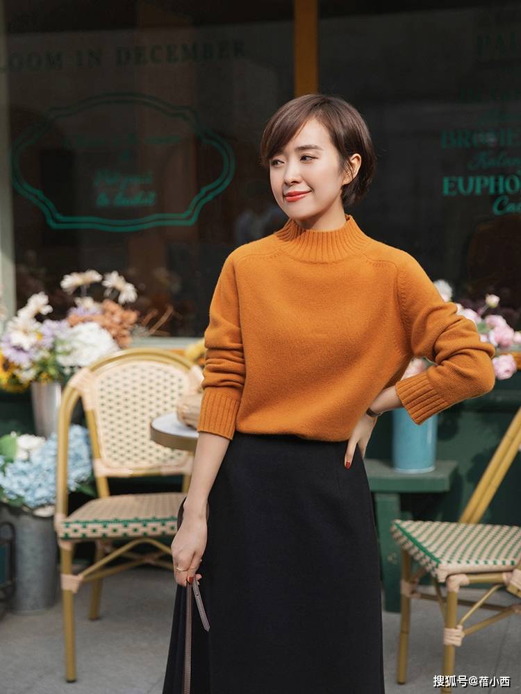 曲线 秋季还是穿“过膝裙”最优雅，选这4款搭配毛衣、针织衫，真高级