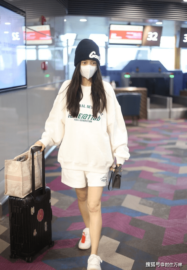 小姑娘 Angelababy是怎么想的？小白鞋吊牌没折直接穿，配卫衣似小姑娘