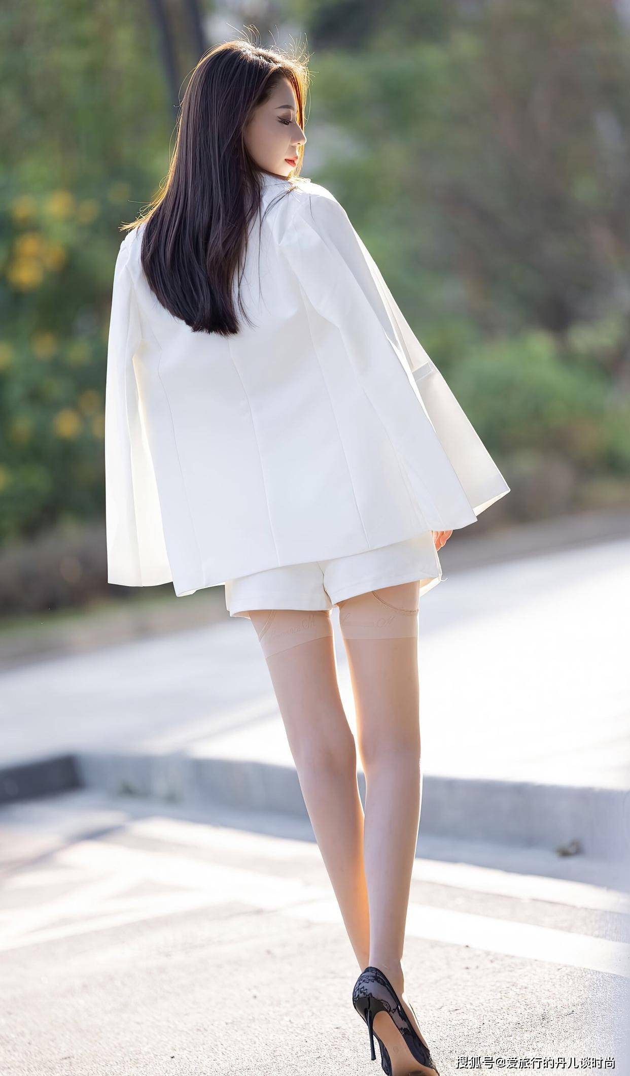 身材 小姐姐身穿白色西装搭配白色短裤, 轻松演绎轻熟范儿