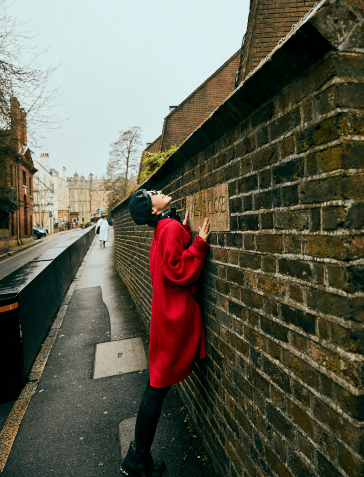 见识 52岁许晴真年轻,穿红大衣配长靴开心大笑,见识到了真正的气质美