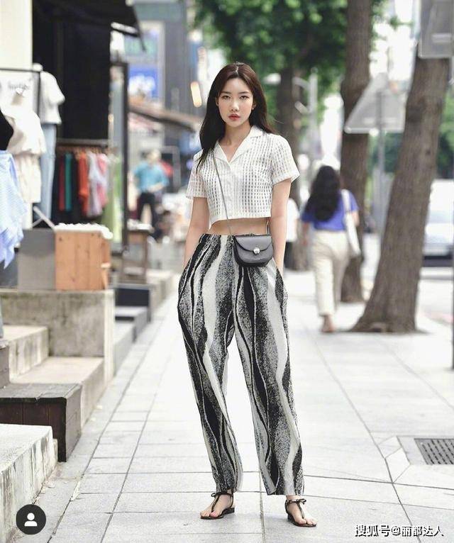 个性 人间真实”的首尔街拍：皮肤黑、个子矮，但仅凭“穿搭”就赢了