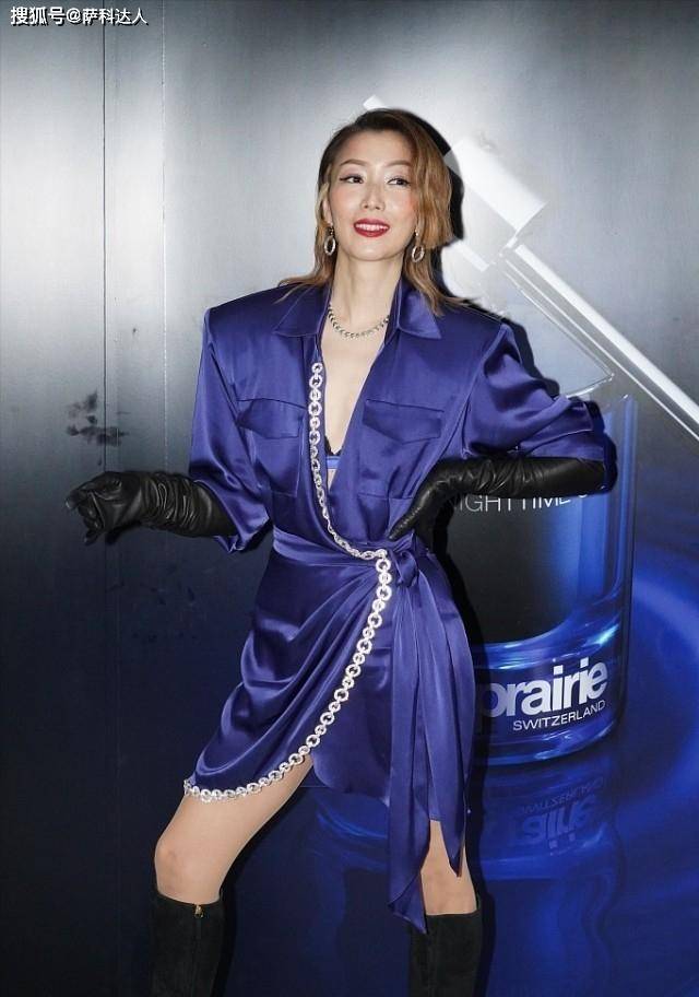 御姐 郑秀文同框“阔太”李嘉欣不服输，走御姐路线，穿低领西装太A了