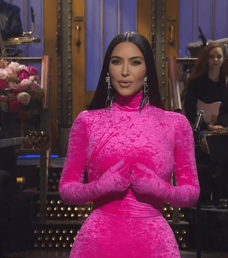 羽毛 金卡戴珊新造型又闪耀了！粉色紧身衣配羽毛斗篷，女王气场太强了