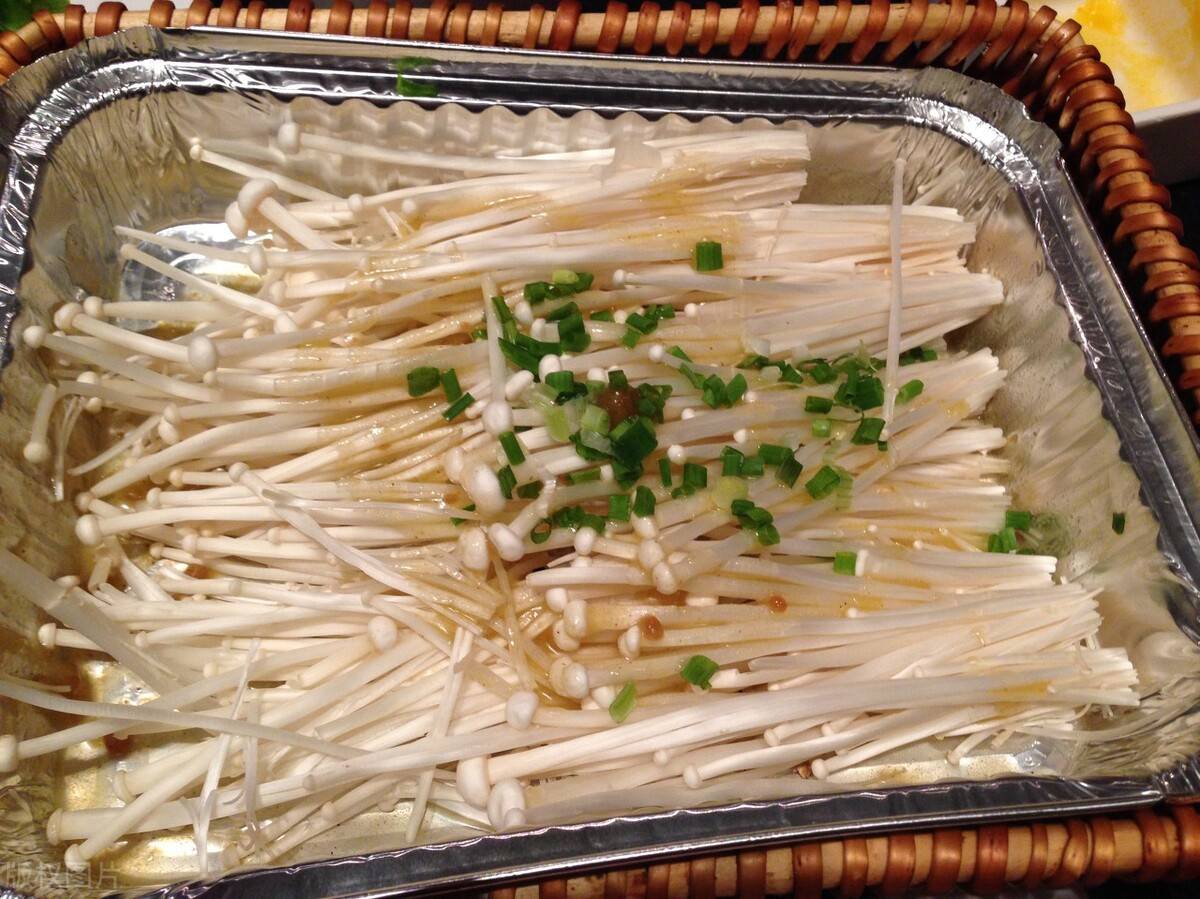 盒子|小烧烤必点的烤金针菇，自己在家用烤箱就能做，鲜嫩滴汁口感超嫩