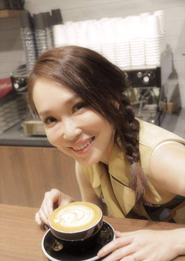 发型 范文芳真是美“爆”了，穿短款上衣配半身裙优雅端庄，浪漫精致