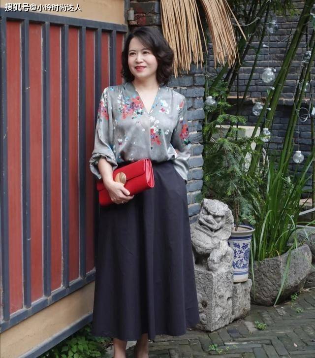 样式 身材偏胖的中年妈妈早秋这样穿好美，简约又自然，显瘦又得体