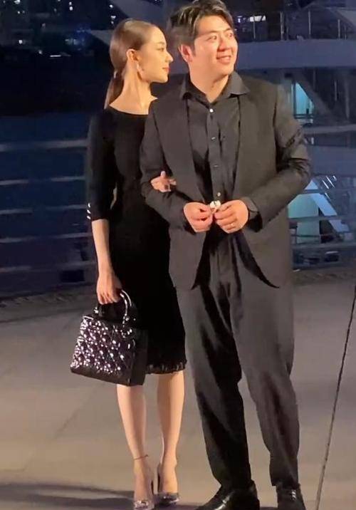 曲线 朗朗福气不浅，妻子吉娜穿小黑裙曲线好美，带着参加活动真长脸