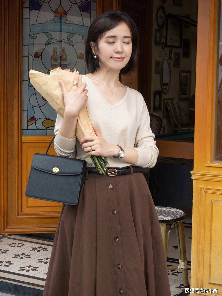 曲线 秋季还是穿“过膝裙”最优雅，选这4款搭配毛衣、针织衫，真高级