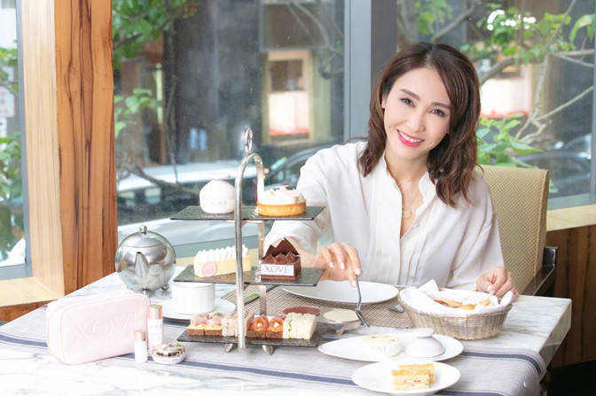 灯笼 黎姿为女儿庆生真细腻!穿香风外套配长靴,提灯笼折信纸母爱溢出