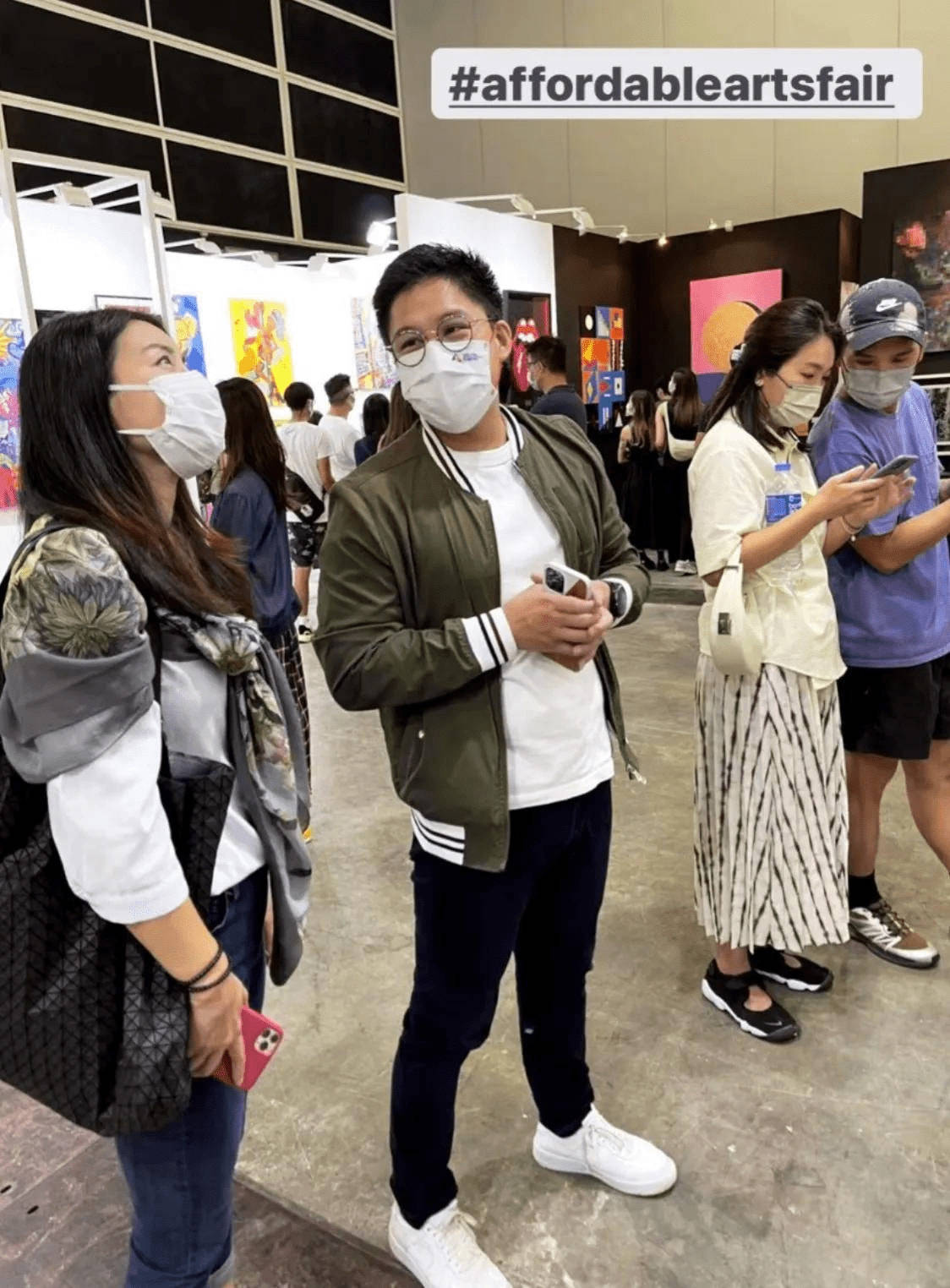 长发 郭晶晶跟老公观展，穿衬衫长裙很知性，刚好遮住X型腿的缺陷！