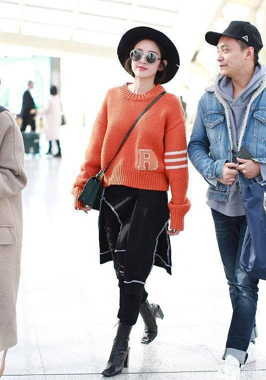 黑色 唐艺昕嘻哈打扮现身机场,印花卫衣配小脚裤,看着比张若昀还有型