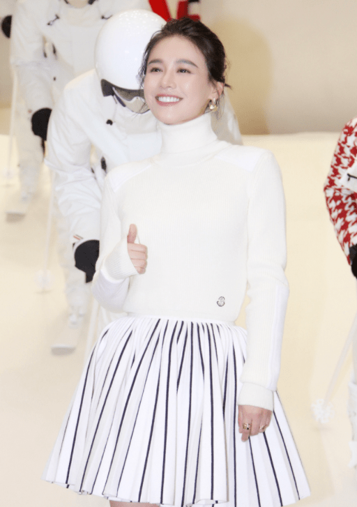 黑色 马思纯瘦下来更有“少女感”，穿白毛衣配短裙，甜美温柔又减龄