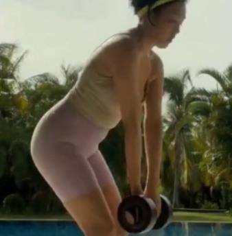 网友 51岁钟丽缇和老公机场被拍！穿粉色裤子造型夸张，亲密靠老公肩上