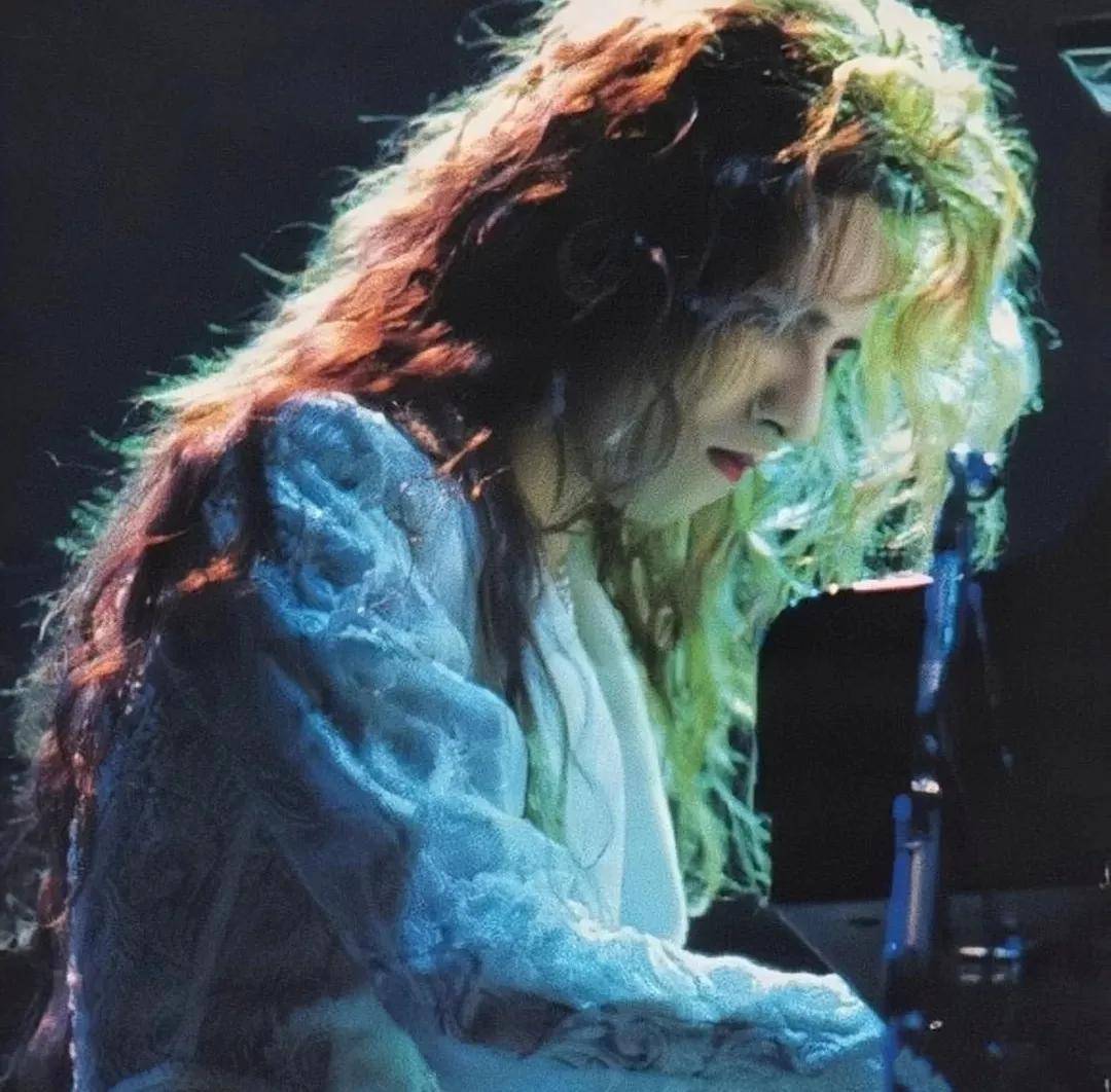 美学极具视觉冲击力的日式爆裂美学，肆意而浪漫