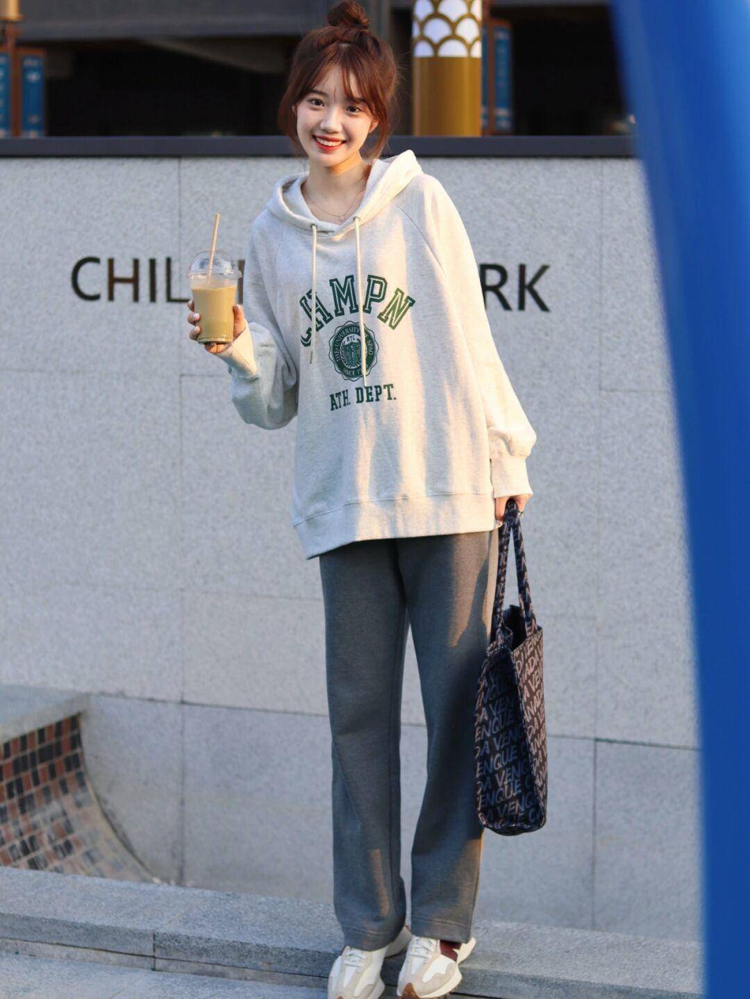 整体 谁说穿卫衣普通？get这些时髦精必备小技巧，秋季出街告别路人感