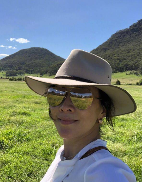 黑色 刘嘉玲真是冻龄女神，穿白色衬衫搭配黑色西裤简约大气，漂亮大方