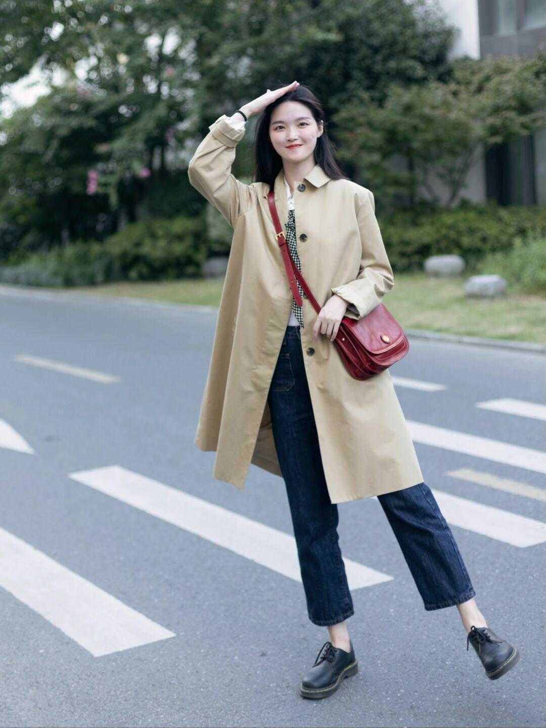 身材 风衣到底有多百搭？连帽卫衣、高领毛衣、衬衫都能配，高级洋气