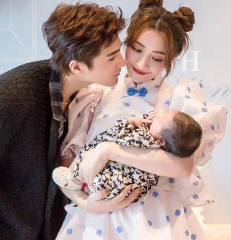 丹尼尔|麦迪娜为女儿庆满月，一家人打扮精致出镜，姜潮与女儿互动超宠溺