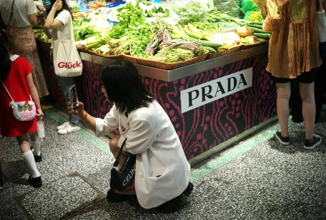 芹菜买菜就送Prada手袋?菜市场外,女子一个举动让人瞠目结舌