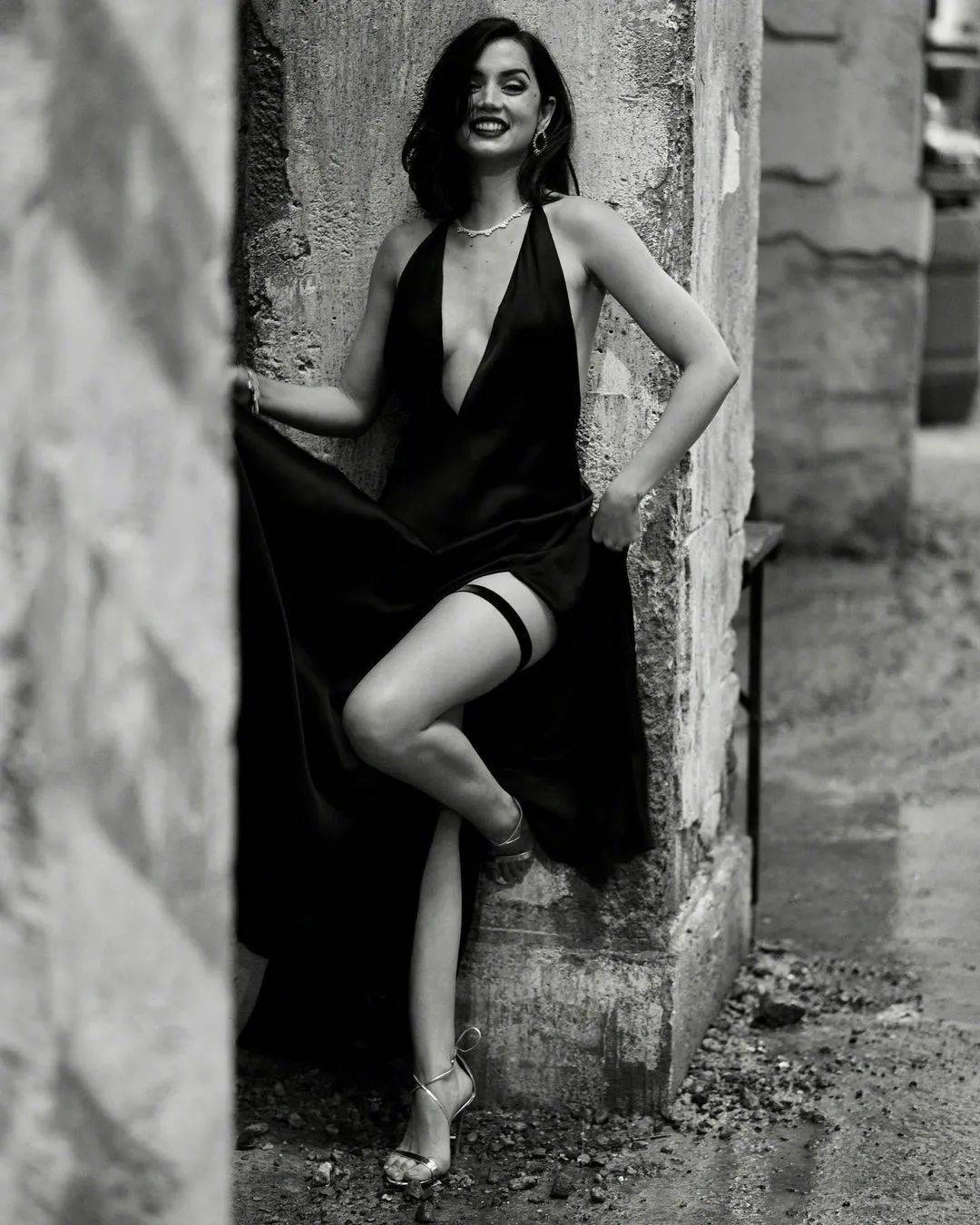 全球|《007:无暇赴死》北美不如预期!男女主角曝性感写真