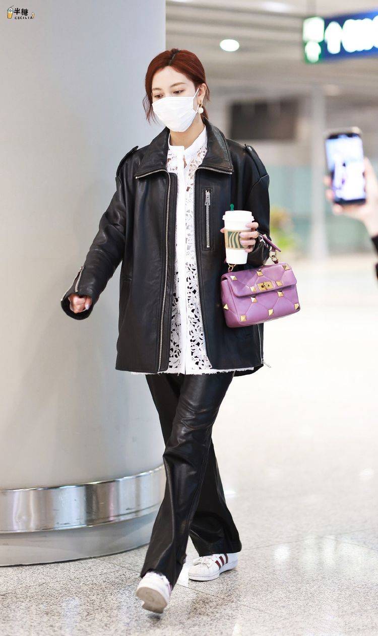 黑色 杨幂不走美艳大美人路线，秋天爱上皮革单品，立刻时髦感狂飙了