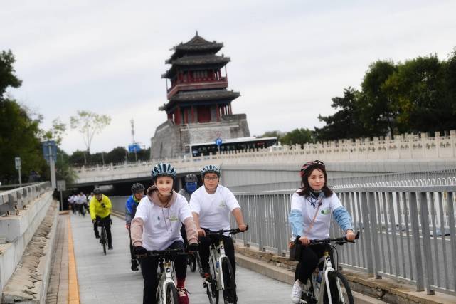 张歆艺 张歆艺彻底瘦回巅峰状态!卫衣搭T恤秀出纤细身材,与袁弘好恩爱