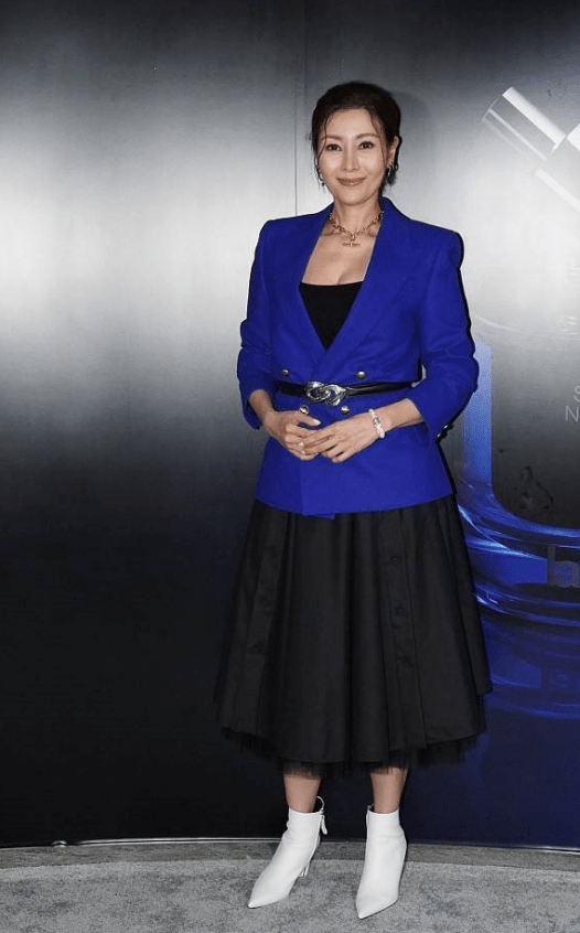 李嘉欣 51岁李嘉欣发福显老态,穿宽版西装配长裙难掩臃肿,幸好气质还在