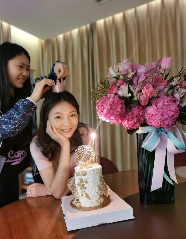 张艺谋 张艺谋夫妻高调参加晚宴！小31岁娇妻大出风头，只穿黑白艳压名流