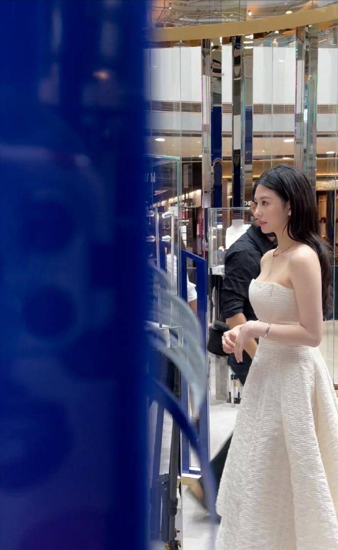 邱淑贞 邱淑贞大女儿太性感，穿低胸礼服秀苗条身形，气质不输妈妈当年