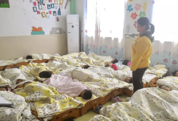 家长|幼儿园一张午睡照片,引发家长群大怒,纷纷向老师讨要一个解释