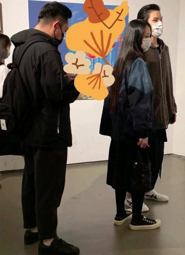 排场 郭碧婷一家出街排场大，穿着宽松随意没阔太范，1岁女儿真像爷爷