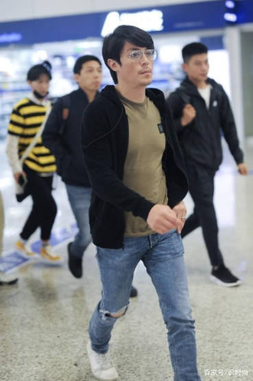 胡子 霍建华真不愧是神颜值，胡子拉渣都这么帅气，穿休闲装像20岁出头