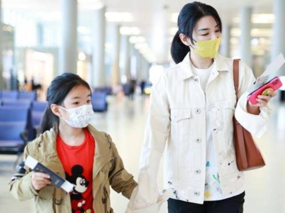 黄奕 黄奕太会穿搭了，身穿一身格子衬衫配牛仔裤，年过40少女感十足