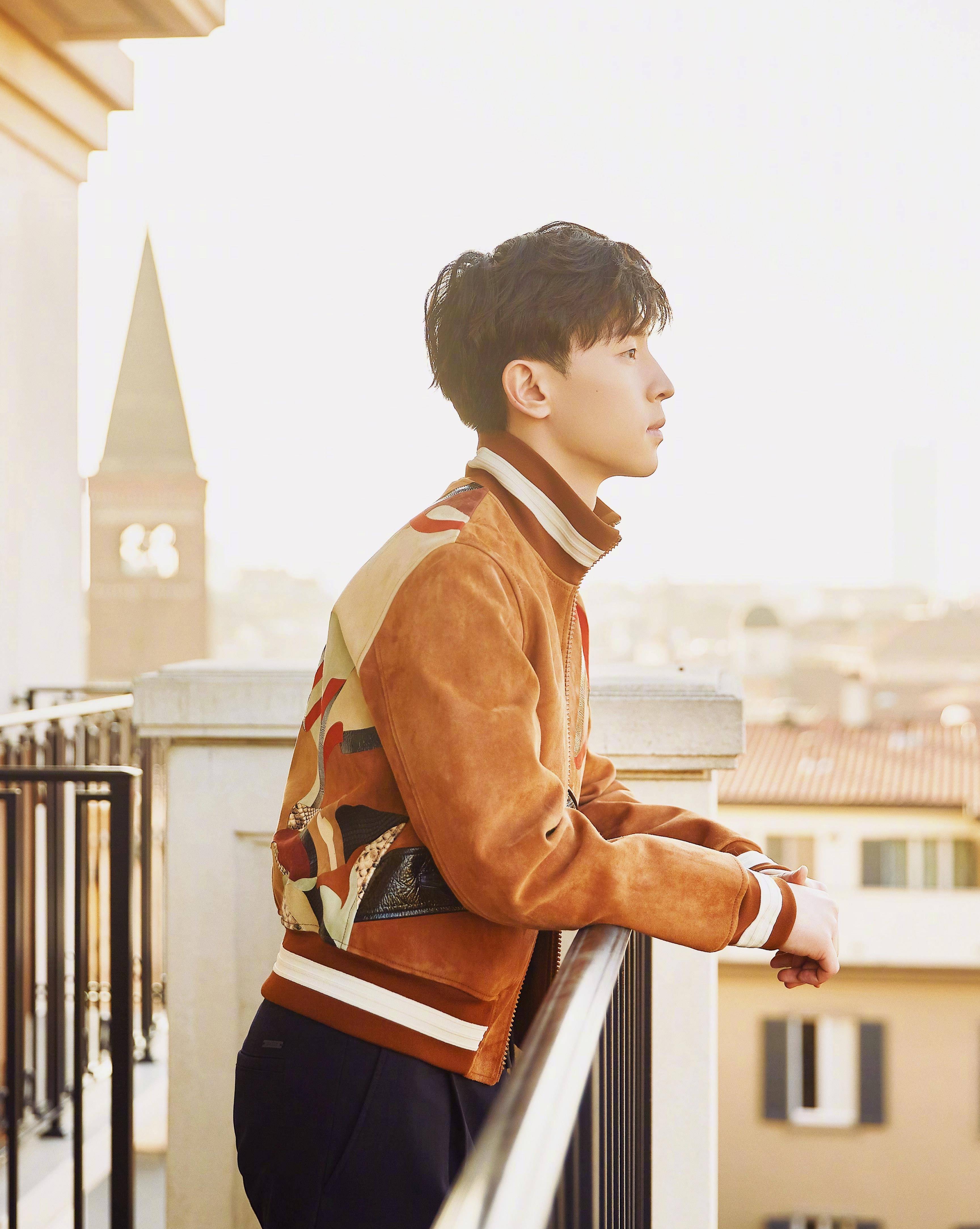 卫衣 本以为邓伦风衣造型已经够帅了，没想到换上卫衣居然别有风格！