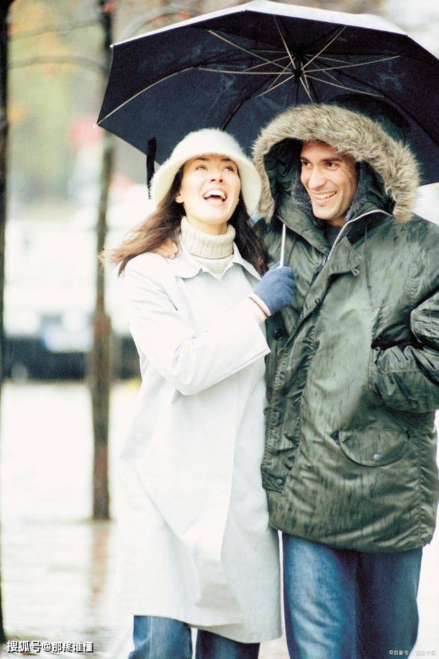 颜色 秋大衣 怎样 穿?这种 搭配 保暖 又时髦,太适合 一般人穿