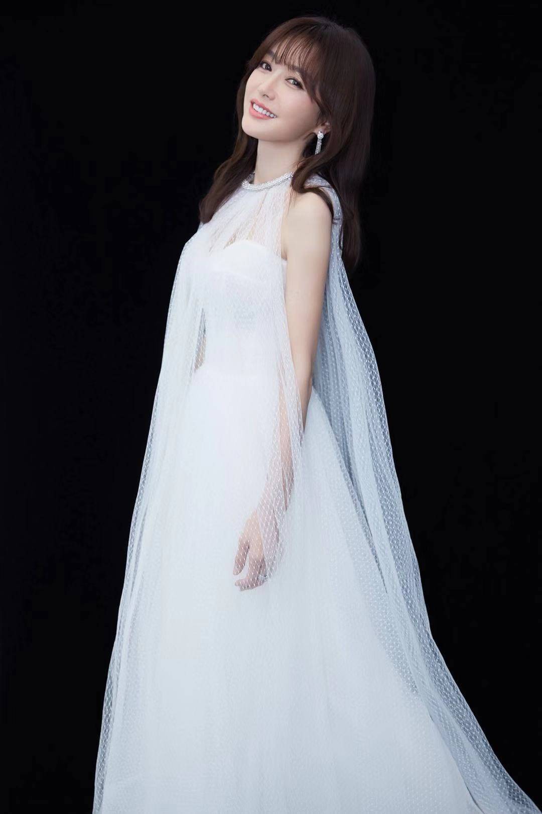 颜色 42岁秦岚放飞自我,穿“透视薄纱裙”就出席活动,配微卷发太迷人