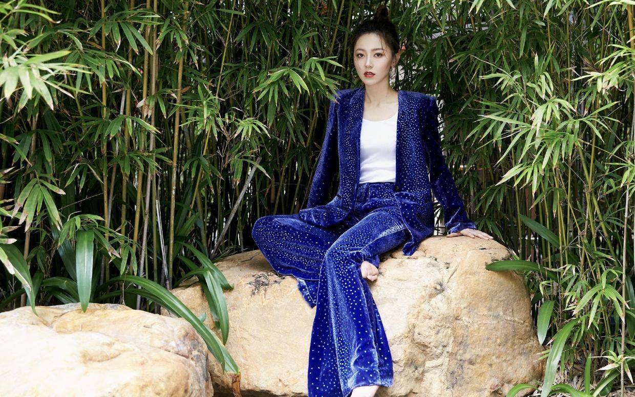 曲线 黄梦莹身材“真馋人”!穿深V领黑裙美出新高度,配红唇更显气质