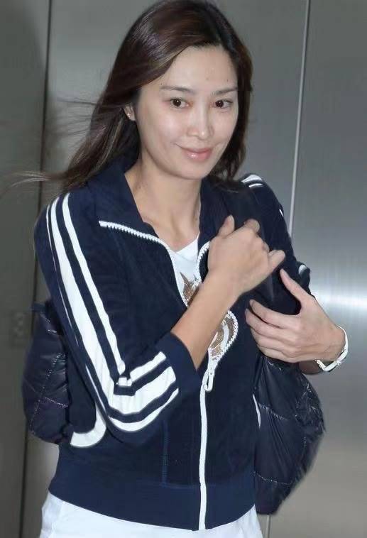 整体 李克勤老婆素颜好美，穿运动服照样优雅耐看，对得起“港姐”名号