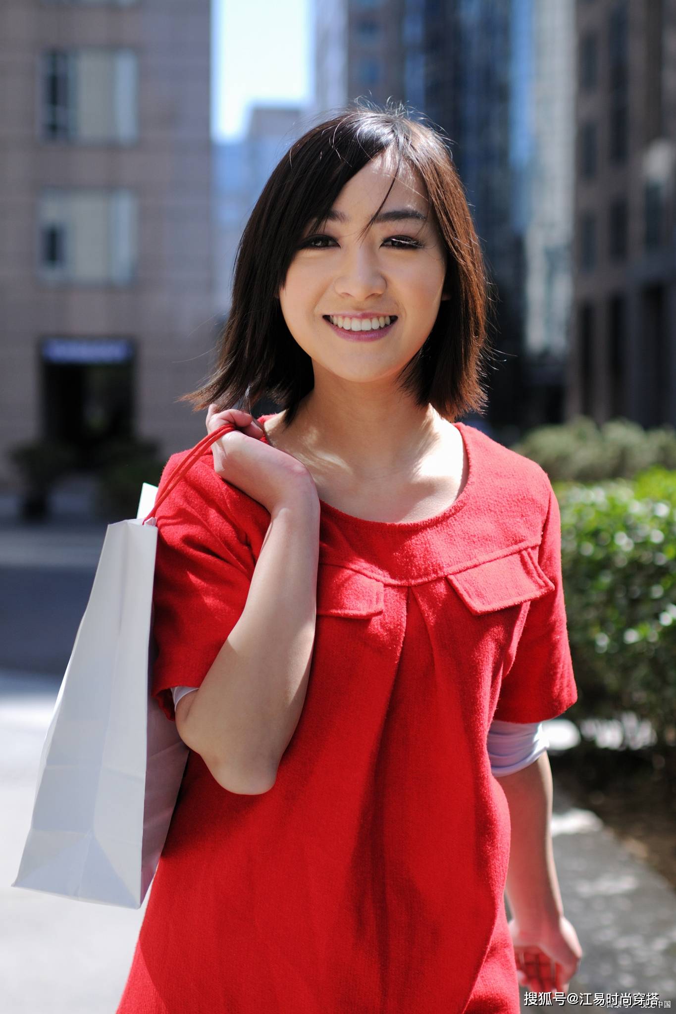 底线 美丽是女人的底线，温柔可人的轻柔风衣 秀，遇见更好的自己