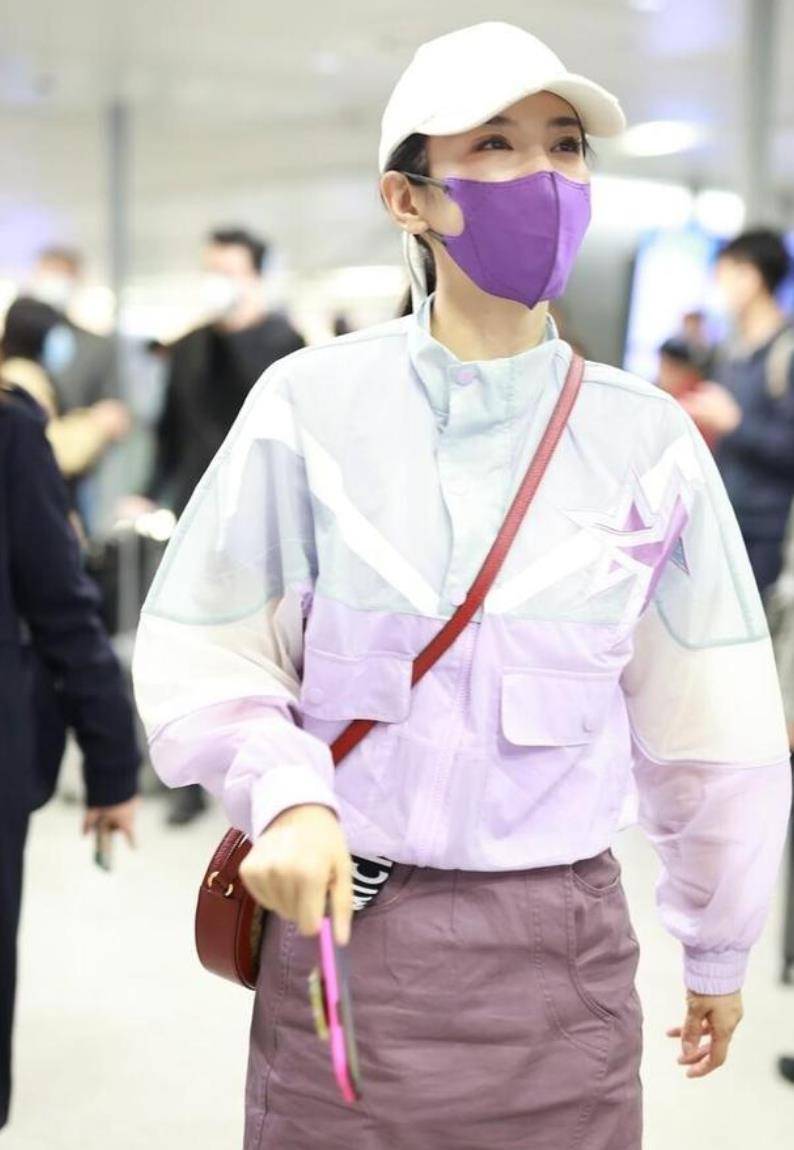 黄奕 黄奕太会穿搭了，身穿一身格子衬衫配牛仔裤，年过40少女感十足