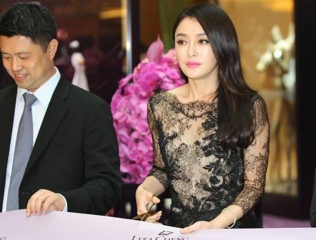 颜色 42岁秦岚放飞自我,穿“透视薄纱裙”就出席活动,配微卷发太迷人