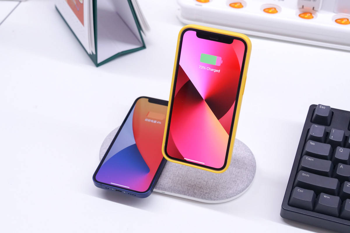 磁吸的加持使得iphone 13/12机型在无线充电时也可以随意调整手机的