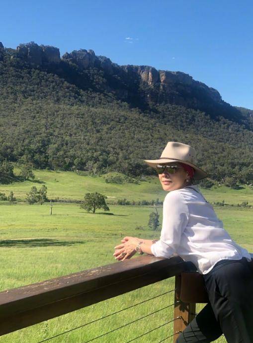 黑色 刘嘉玲真是冻龄女神，穿白色衬衫搭配黑色西裤简约大气，漂亮大方